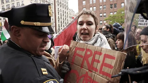 เกิดอะไรขึ้น? นักศึกษาในสหรัฐฯ แห่ประท้วง โดนจับแล้วเกือบ 1,000 คน