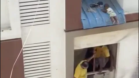 ลุ้นระทึก ช่วยชีวิตทารกติดบนกันสาดตึกที่อินเดีย (คลิป)