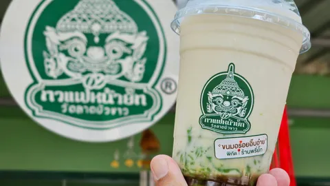 อาวุธดับร้อน "ลอดช่องหน้ายั๊ก" เมนูหวานๆ เย็นๆ ไฮไลต์วัดลาดบัวขาว อ.บ้านโป่ง