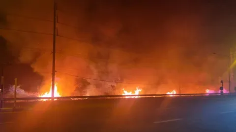 จุดไฟลามทุ่ง ไหม้เสาไฟฟ้า "อุทัยธานี" มืดสนิท-ไฟดับทั้งจังหวัดกว่า 2 ชม. (คลิป)