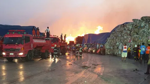 ร้อนจัด ไฟลุกไหม้กองกระดาษรอรีไซเคิล โรงงานที่สมุทรสาคร