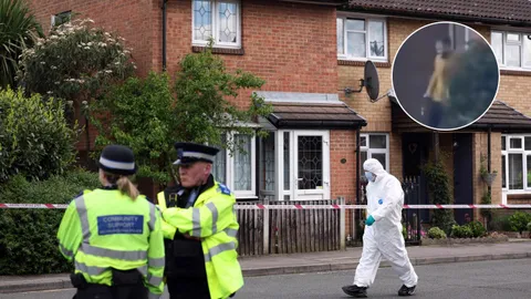 นาทีสุดช็อก ชายถือมีดดาบไล่ฟันคนในลอนดอน เด็กวัย 14 ดับสลด 1 ศพ (คลิป)