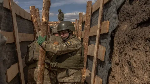 อาวุธสหรัฐฯ ยังมาไม่ถึง รัสเซียเร่งยึดดินแดนยูเครนได้มากสุดในรอบปีครึ่ง