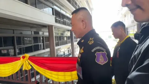 ผบ.ทบ. "อมยิ้ม" แล้วเดินจากไป ไม่ตอบสื่อ ปมชงแก้สารพัด พ.ร.บ.สกัดรัฐประหาร