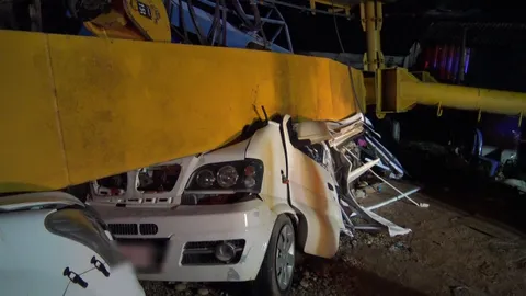 พายุฤดูร้อนถล่มบึงกาฬ สลด เครนยักษ์ล้มทับ 3 คนงาน ขณะหลบฝนอยู่หลังรถ 