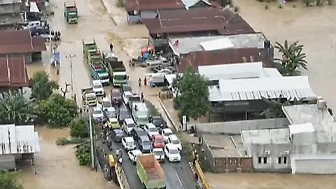 อินโดฯ อ่วม ทั้งน้ำท่วม ดินถล่ม ดับแล้ว 14 ศพ