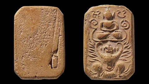 พระพิมพ์ทรงครุฑใหญ่ (ลึก) ของ หลวงพ่อปาน ผู้มีชื่อเสียงด้านวิชาพุทธาคม