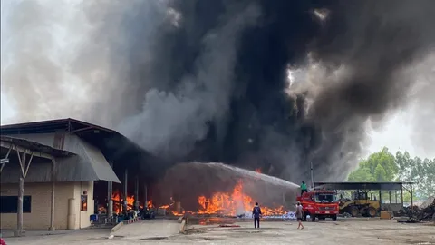 ร้อนจัด ไฟไหม้โกดังเก็บขยะรีไซเคิลที่ อ.นครไทย วอด