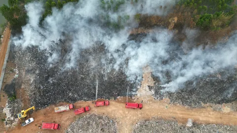 "ปราจีนฯ" คุมได้แล้ว ไฟไหม้บ่อขยะ เหลือแต่ควัน-เริ่มกระทบหนักชาวบ้าน