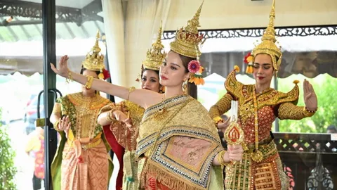 “ขวัญ อุษามณี” รำแก้บนถวายหน้าครู 108 หน้า นางเอกหนัง “มูลู” (หน้าครู)