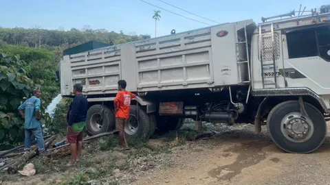 โป่งน้ำร้อนแล้งหนัก ทุเรียนลูกร่วงยืนต้นตาย ต้องซื้อน้ำมารดต้นยื้อที่เหลือ