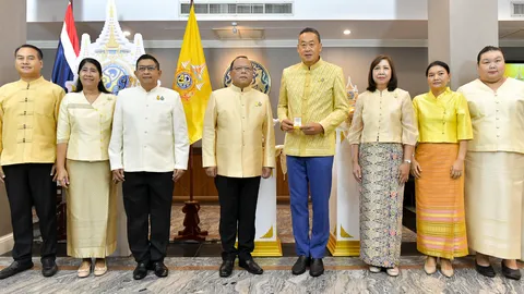 นายกฯ รับมอบเข็มที่ระลึกตราสัญลักษณ์ งานเฉลิมพระเกียรติ "ในหลวง" 6 รอบ 