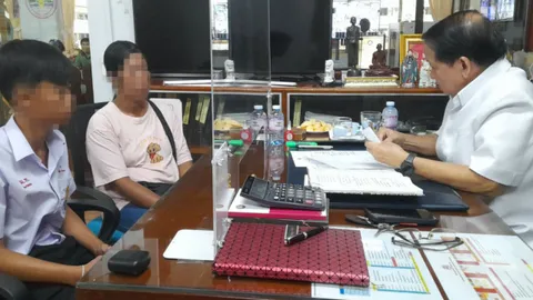 ร.ร.มัธยมวัดใหม่กรงทองให้เรียนฟรี หลังพ่อไม่มีค่าเทอมลูก เครียดปีนเสา