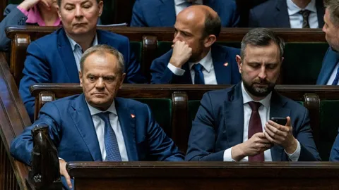 โปแลนด์มึน เจออุปกรณ์ปริศนาในห้องประชุม ครม. สงสัยเป็นเครื่องดักฟัง