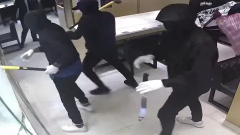สุดอุกอาจ กลุ่มโจรบุกร้านจิวเวลรีในฮ่องกง แต่ปล้นไม่สำเร็จ (คลิป)