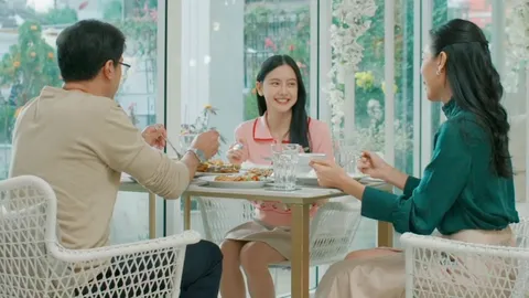 CLUB FRIDAY THE SERIES เรื่องรักวัยใส EP.2 โมเนต์ ทำทุกทางรักษาความสัมพันธ์ครอบครัว