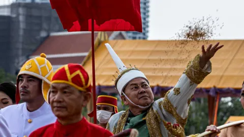 ทำความรู้จักกับ 8 พันธุ์ข้าวทรงปลูกพระราชทาน เนื่องในวันพืชมงคลฯ 2567