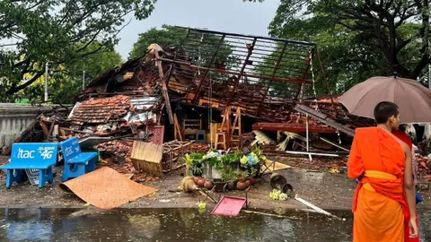 พายุฤดูร้อนถล่มตัวเมืองลำพูน หลังคา "ขัวมุง" พัง แม่ค้าวิ่งหนีทัน