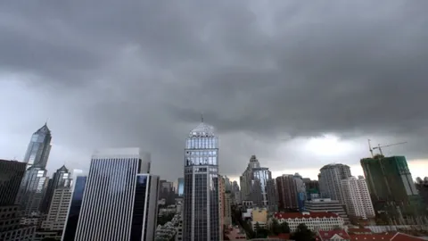 สภาพอากาศวันนี้ กรมอุตุฯ เผย "ทั่วไทยฝนฟ้าคะนอง-ลมแรง" กทม.เจอฝน 60%