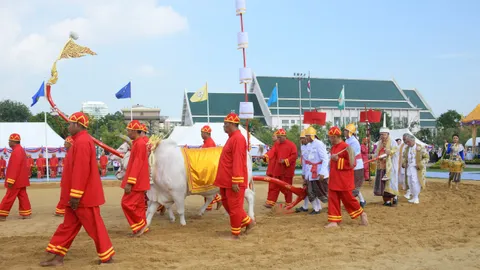 ในหลวง-พระราชินี เสด็จฯ พระราชพิธีพืชมงคลจรดพระนังคัลแรกนาขวัญ 2567
