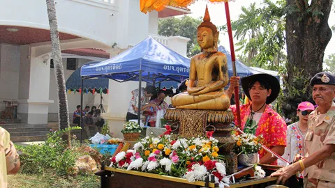 "หลวงพ่อทันใจ" ไม้จันทน์