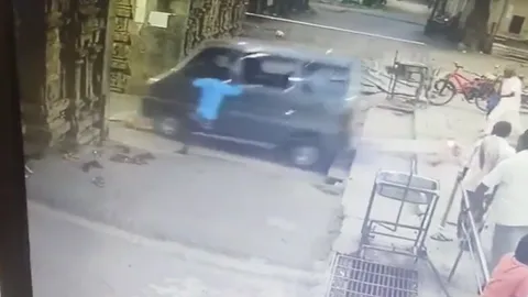 หนุ่มอินเดียเอารถใหม่ไปเจิมที่วัด เผลอเหยียบคันเร่งพุ่งชนเสา รถพัง (คลิป)