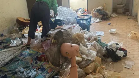 เจ้าของหอพักเซ็งหนัก คนเช่าไม่จ่ายค่าห้อง เปิดเข้าไปแทบช็อก พบขยะเต็มห้อง (คลิป)