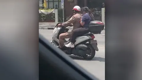 สาวทนไม่ไหว ปวดท้องหนัก แถมรถดันติดมาก โชคดี "รถตำรวจ" ช่วยพาไปส่งได้ทัน