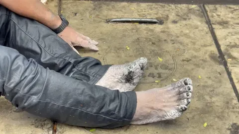 ระทึก ช่วยชายติดท่อ อ้างเห็น ตร.ส่งยาบ้าโดนไล่ล่า มุดหนี 4 วัน  