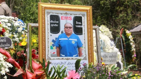 โปรดเกล้าฯ พระราชทานเพลิงศพ จนท.ดับไฟป่า อ.จอมทอง รถตกดอย