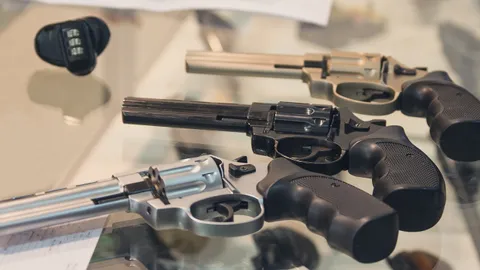 สืบนครบาลดมกลิ่น ล่อซื้อรวบคู่หู ขายปืนเถื่อน ตลาดโซเชียล