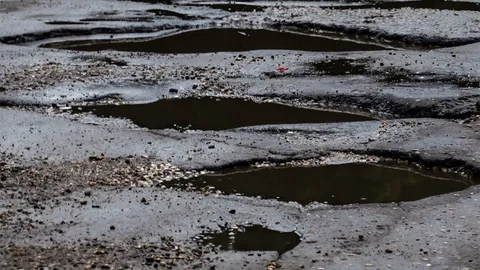 ถนนลาดยางสายบ้านปากช่อง มีสภาพชำรุดเป็นหลุมเป็นบ่อมานาน วอน จนท.เร่งแก้ไขให้ที