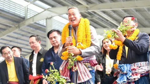 นายกฯ ลุยตลาดศรีเมือง ราชบุรี ลั่น เกษตรกรต้องมีรายได้เพิ่ม 3 เท่าใน 4 ปี