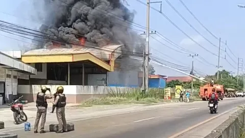ไฟไหม้ระทึก โกดังสินค้าจีน ควันดำทะมึน คาดเผาวอดไม่ต่ำ 10 ล้าน (คลิป)