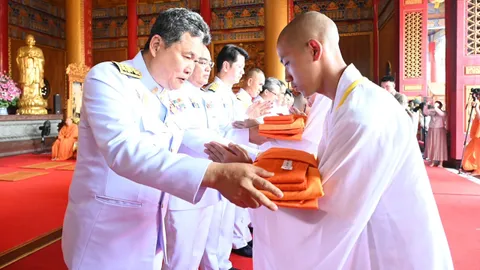 ปลัด มท.นำเชิญผ้าไตรพระราชทานบวชเณรถวายเป็นพระราชกุศลในหลวง