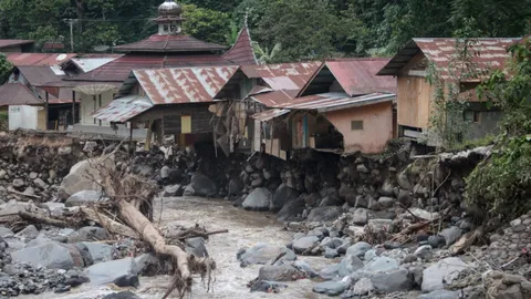 ฝนถล่มอินโดนีเซีย ทำน้ำท่วม-ลาวาเย็นไหลจากภูเขาไฟ ดับแล้ว 34 ศพ