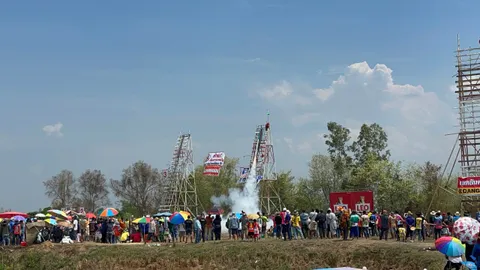 จุดบั้งไฟขอฝนยโสธรม่วนซื่น บั้งไฟแตกถูกจับโยนโคลน นทท.ตื่นเต้นร่วมจุดบั้งไฟเล็ก