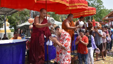 แห่อาบน้ำมนต์ หลวงปู่ดุสิต เสริมสิริมงคล ส่องเลขประทัด เสี่ยงโชคงวด 16/5/67