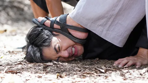 "ท็อป-จรณ" แค้นฝังหุ่น เจอ "หนุ่ม-สันติสุข" เหยียบหน้า ในละคร "เจ้าพ่อ"