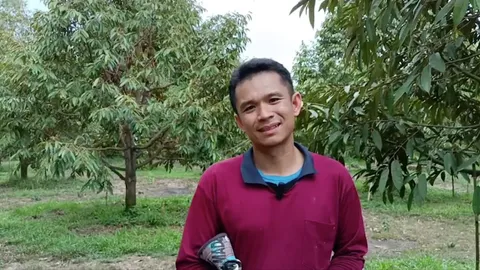 คุณครูมุกดาหารปลูกทุเรียนขายออนไลน์ ปีนี้ปังลูกค้าจองคาต้น ขายเกือบหมดสวนแล้ว