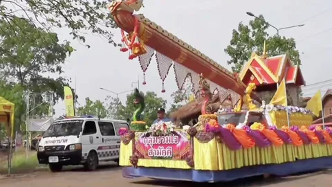 ยายชาวหนองแจง แต่งเป็นดำดงเซิ้งบั้งไฟสุดมัน ในขบวนแห่งานบุญเดือนหกปี 2567