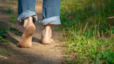 ฝันว่าเดินเท้าเปล่า ทำนายฝันดี-ร้าย สื่อถึงเรื่องอะไร มีเลขเด็ด