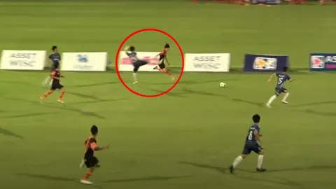 แย่เลย "ราชวินิต มัธยม" ตัดสินใจสุดเด็ดขาด เซ่นปมฉาว นักฟุตบอลไล่เตะคู่แข่งนอกเกม (คลิป)