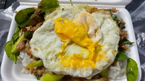 คนกินงง สั่ง "กะเพราหมูสับ" แต่คนขายดันใส่ "ใบมะกรูด"