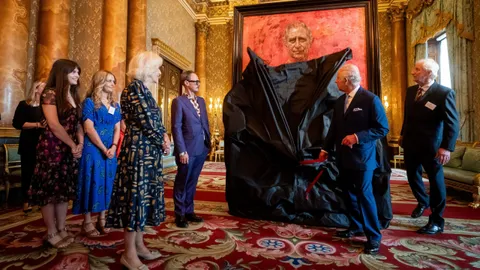 ชาวเน็ตแห่วิจารณ์ภาพเหมือนภาพแรกของกษัตริย์ชาร์ลส์ที่ 3 หลังขึ้นครองราชย์