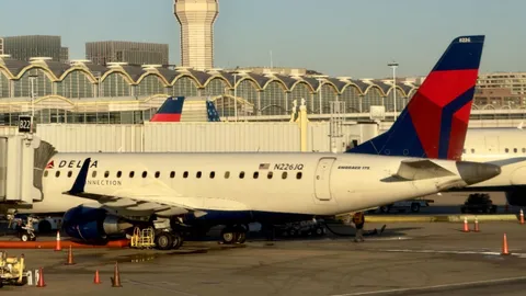 ระทึก ผดส.หนีตายหลังไฟไหม้จมูกเครื่องบินเดลตาที่สนามบินสหรัฐฯ (คลิป)