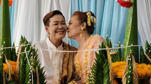 ทอมรุ่นใหญ่ หอบเงิน 2 แสน ทอง 1 บาท ยกขันหมากวิวาห์สาวรุ่นพี่