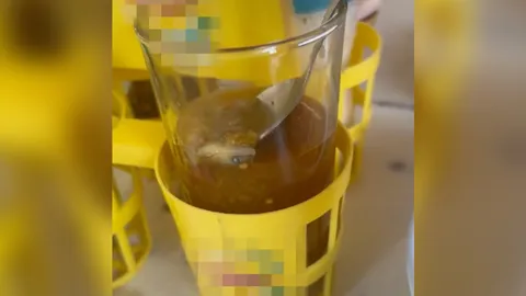 สาวแทบกรี๊ด สะดุ้งเฮือกหลังเจอ "จิ้งจก" อยู่ในแก้วเครื่องปรุงพริกน้ำส้ม