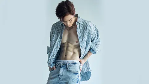 โอ้โห นักร้องดังโพสต์ภาพอวดซิกซ์แพ็กแน่นๆ ฉลองวันเกิดอายุ 44 ปี