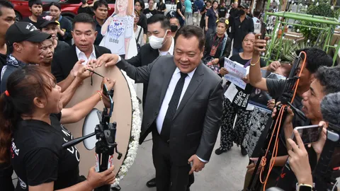 “ทวี” เจอล้อม ให้เอาพวงหรีดกลับ - “พิธา” เขียนถึง “บุ้ง” ขอให้สู่สุคติในที่ ที่มีนิติรัฐ